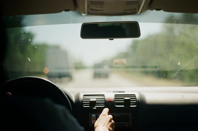 Rouler avec le frein à main : Odeur de brûlé et risques