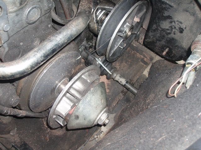Changer la courroie de variateur d'une voiture sans permis